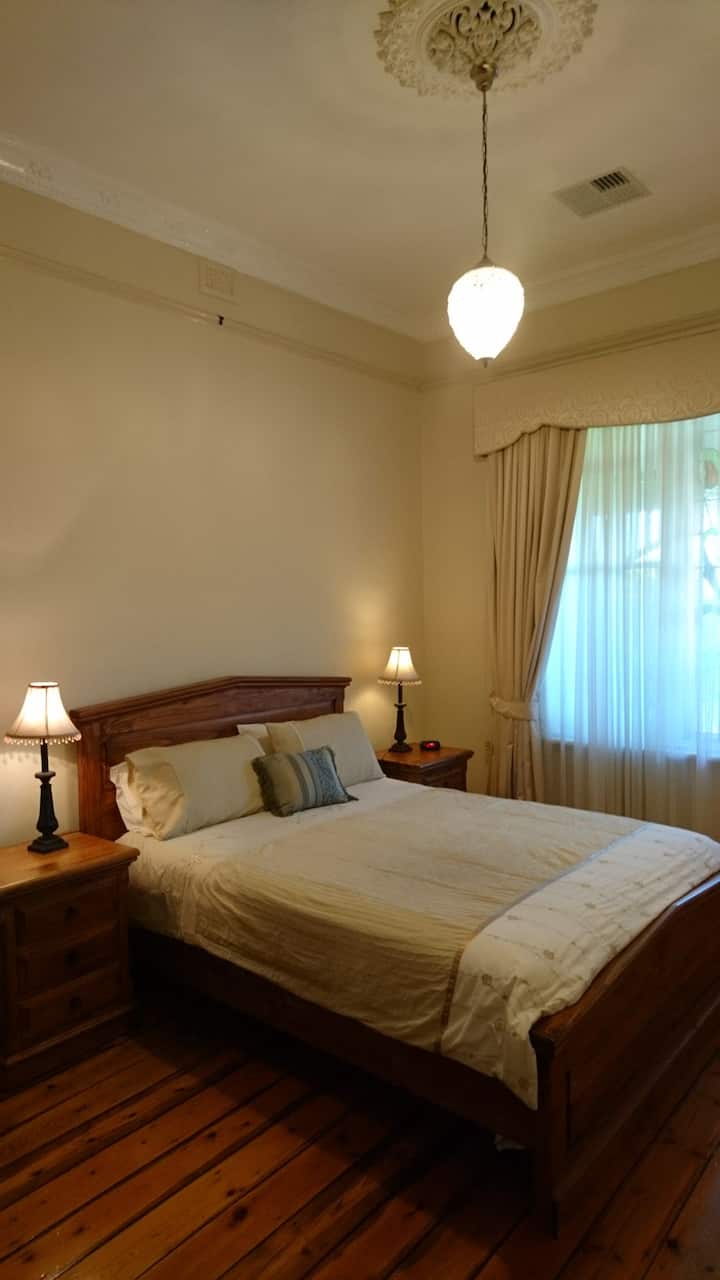 Dormitorio 1. Cama tamaño queen, tocador, gran bata moderna incorporada.