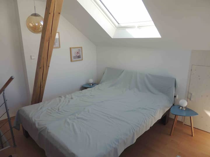 Kétszemélyes ágy a tetőtéri szobában