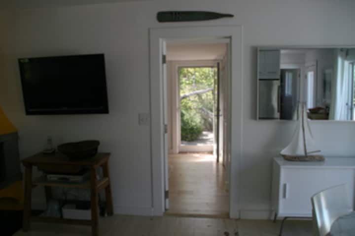 Изглед към природата през вратата на спалнята