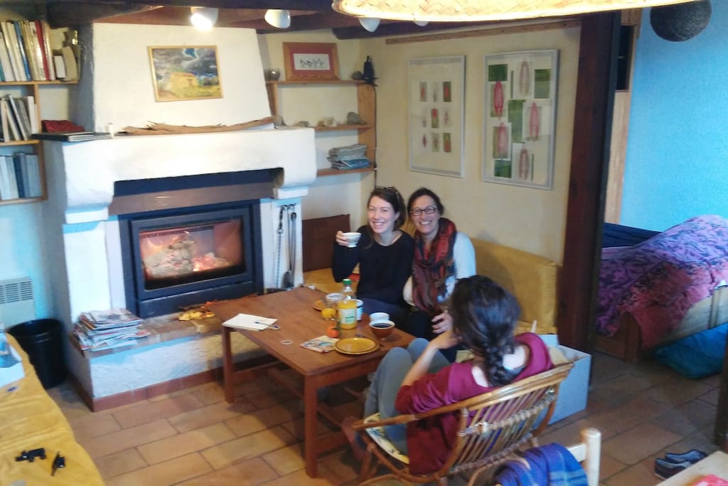 Le salon de devant avec le feu ouvert très agréable à l'entre-saison