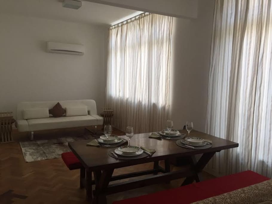 Sala com mesa de jantar e sofá-cama