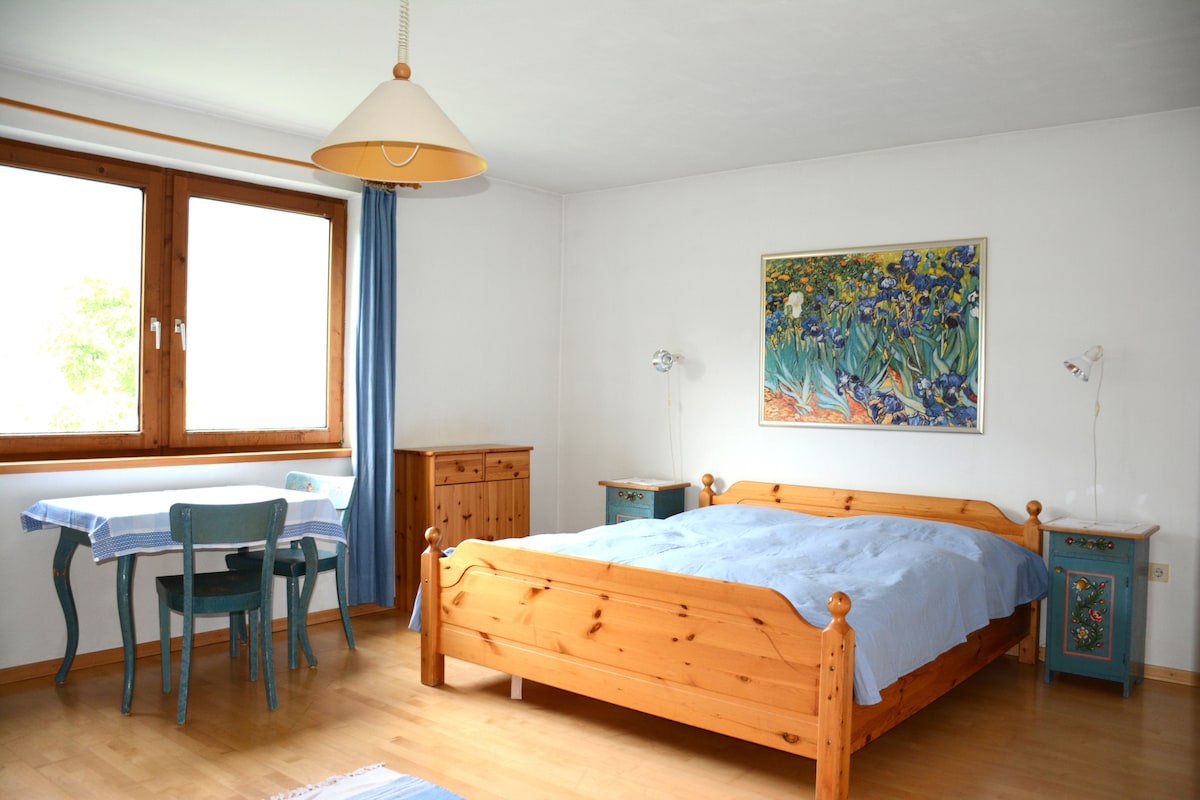 Takribani. 24 m2 ni chumba hiki cha kulala. Kitanda cha tatu kiko upande wa kushoto.