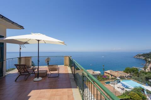 Penthouse in a villa with a sea view, Sori (Golfo Paradiso)