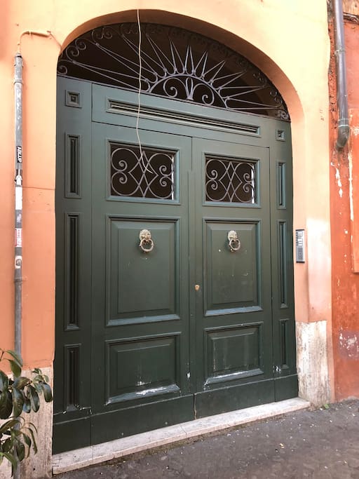 The main door Via Paglia 4