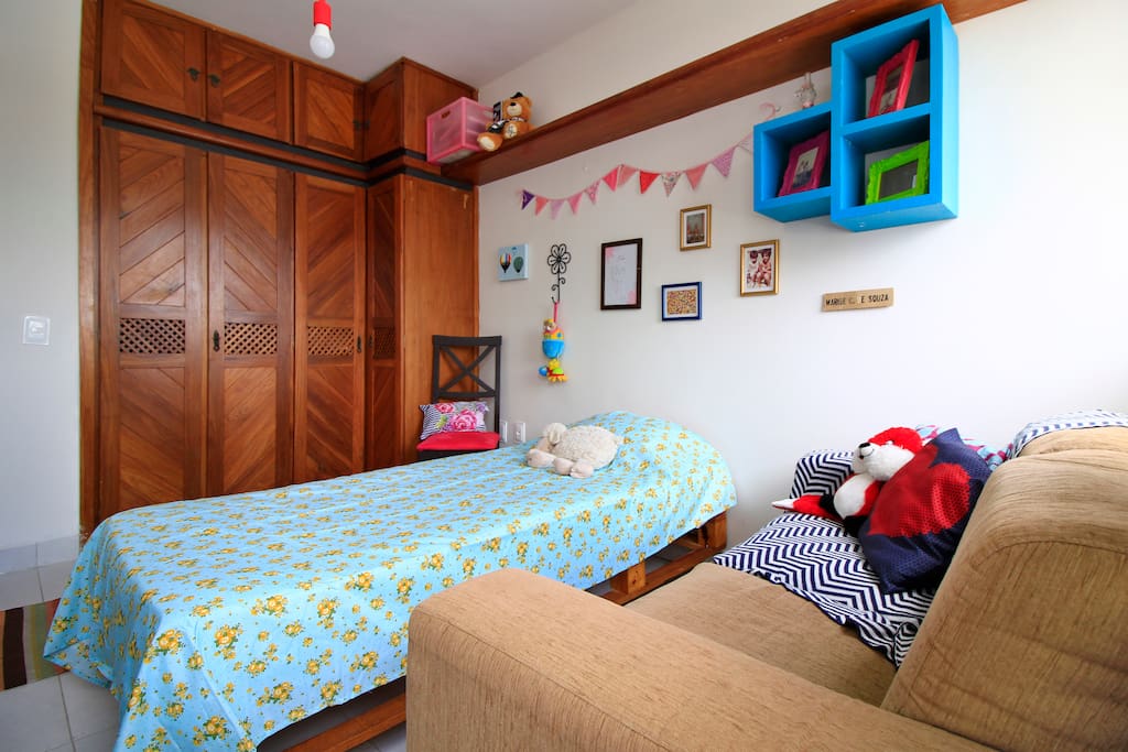 Quarto de solteiro, acomoda também um sofá
