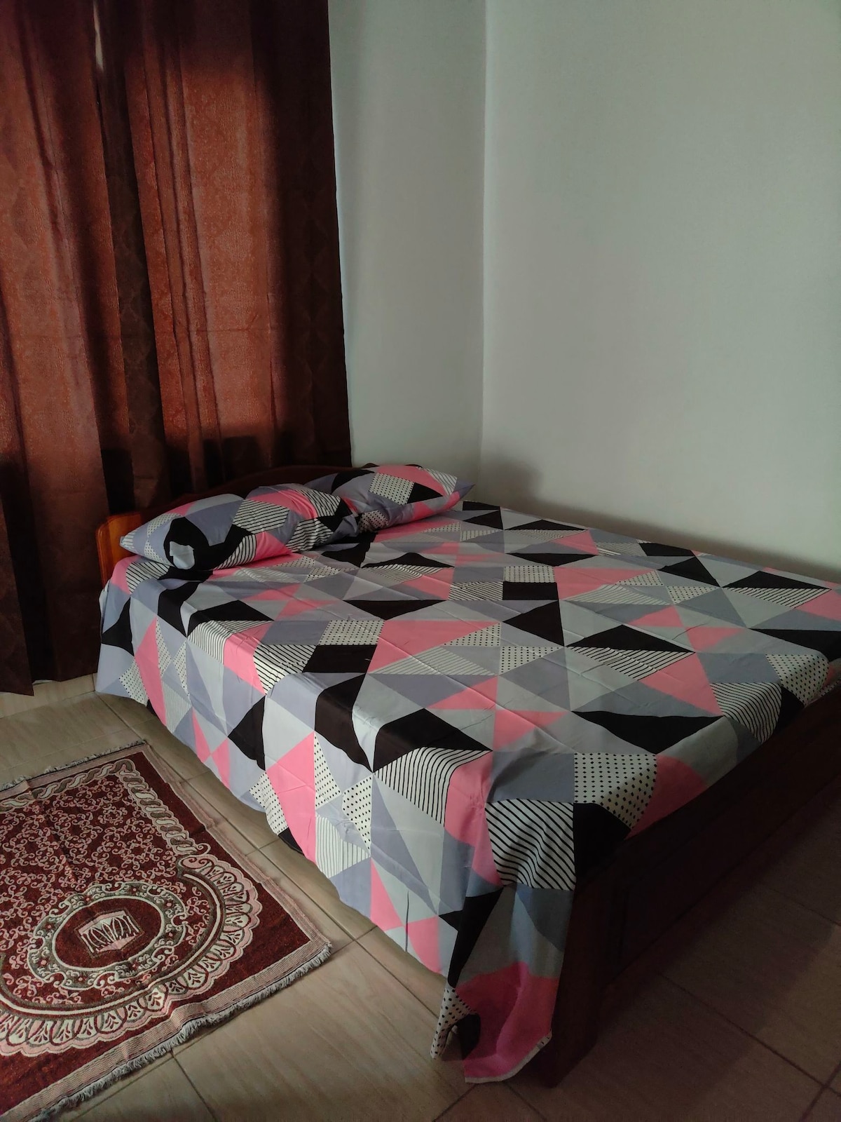 Dhoma e dytë e gjumit, e pajisur gjithashtu me një krevat dopio, një komodinë dhe një banjë private.