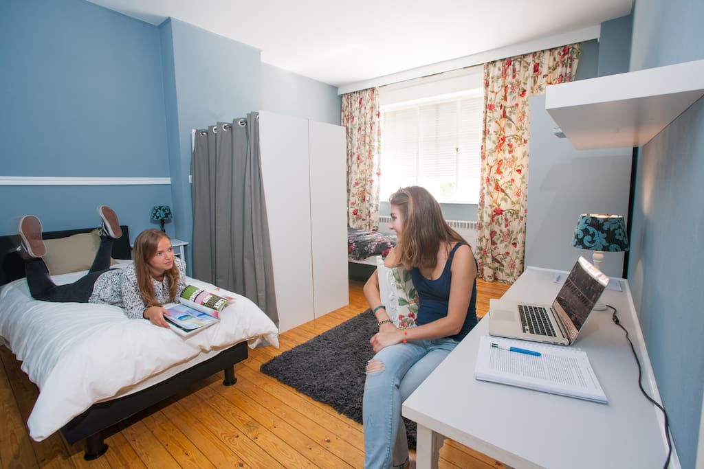 Chambre 1 : Oxford qui est la plus ancienne université britannique (Oxford se situe près de la porte d'entrée de la maison, comporte 2 lits simple sur l’image + un 3ème lit qui a été rajouté pour les périodes estivales, 2 Dressing et 1 grand bureau de travail)