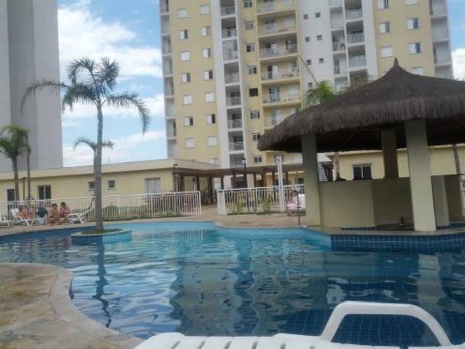 Vista da piscina e fachada do prédio