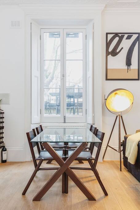 Dining table fitting up to 6 people