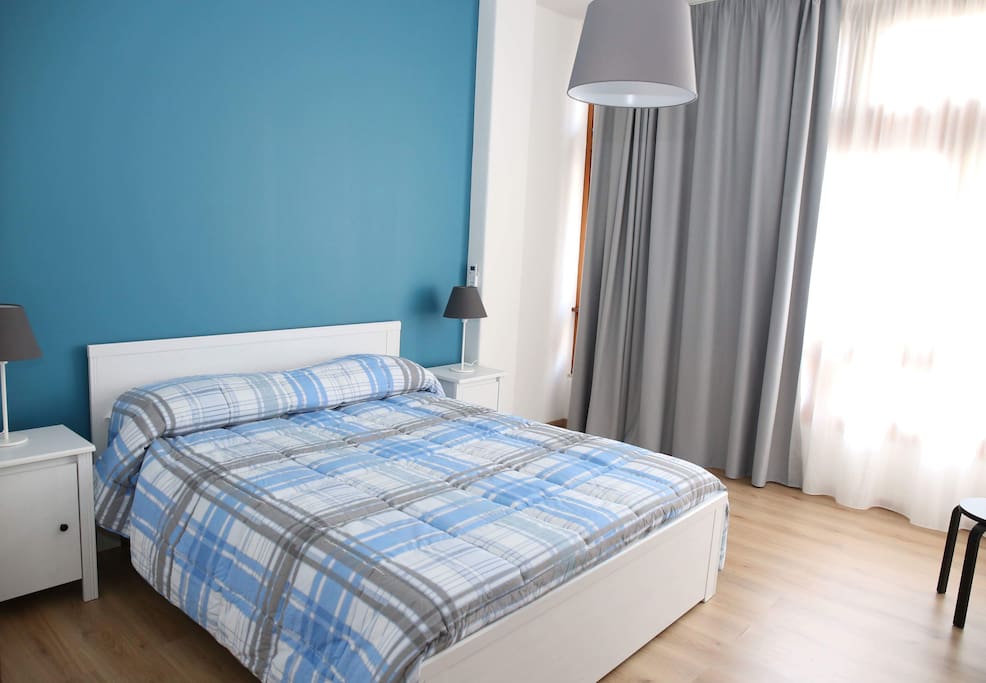 Stanza "Blu" doppia con bagno comune.