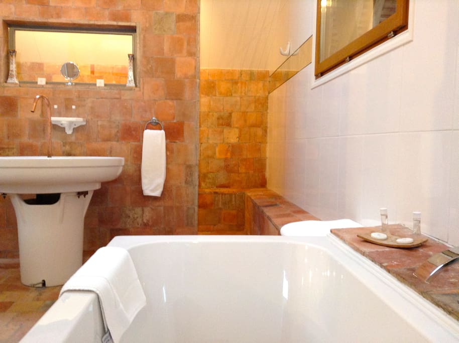 Une grande baignoire et 2 douches, une coiffeuse