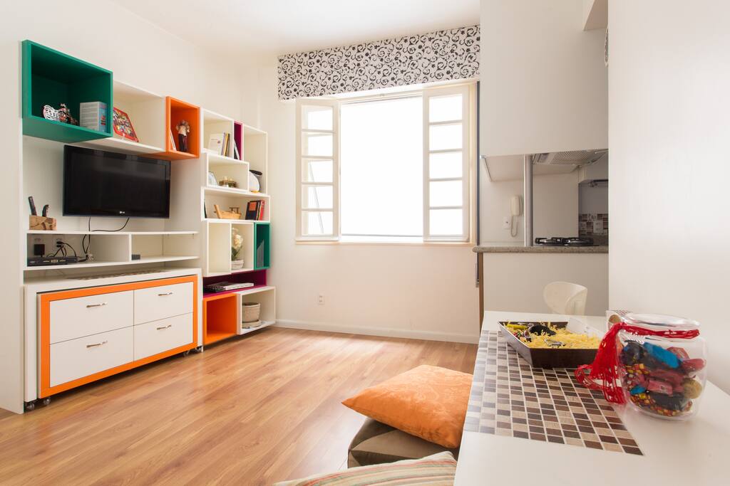 Visão geral do quarto, com a cama `fechada` *Room overview, with the bed `closed`*