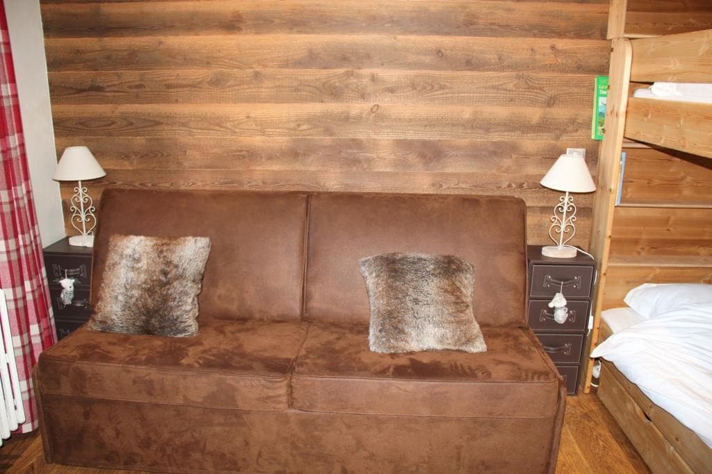 2. Schlafzimmer mit Etagenbetten und Queensize-Schlafsofas