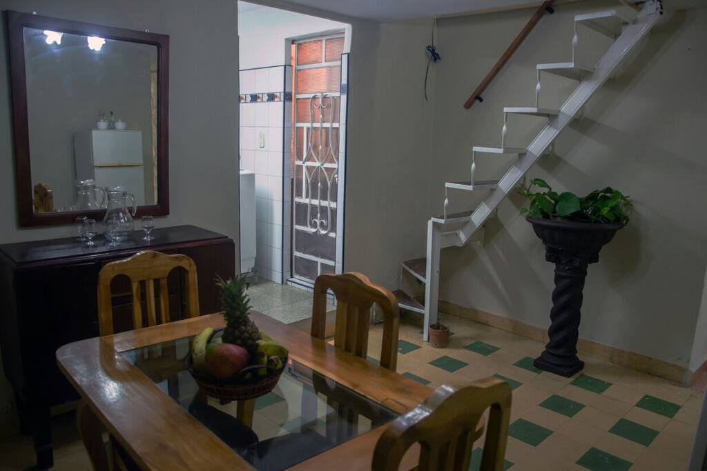 COMEDOR con ventilador y ESCALERA por la que se sube a la habitación en altillo o piso intermedio
STAIRS TO THE BEDROOM ON ATTIC OR MEZZANINE