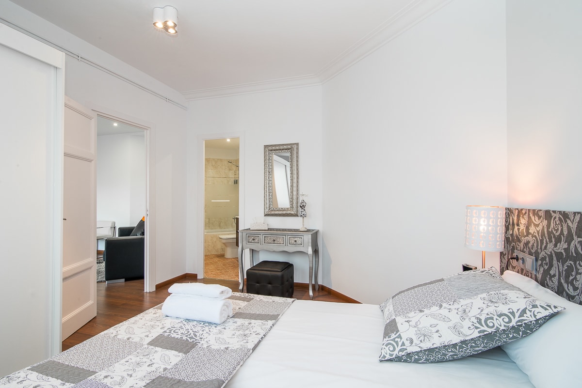 Quarto de casal com casa de banho privativa