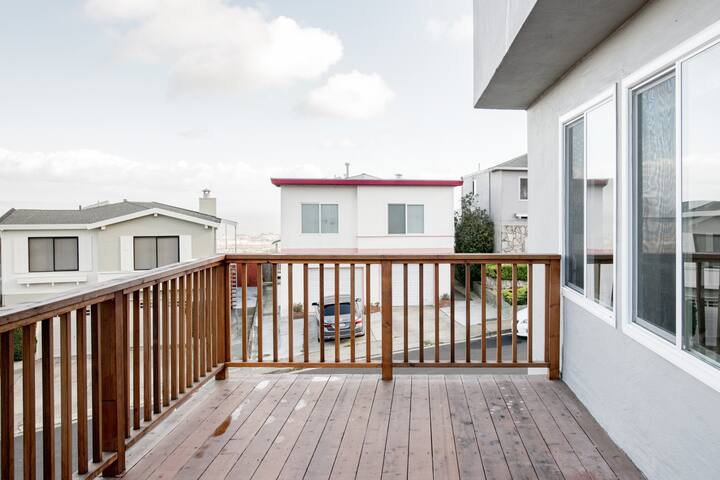 Hilltop Retreat with Panoramic Cityscape Vistas gallery image 4