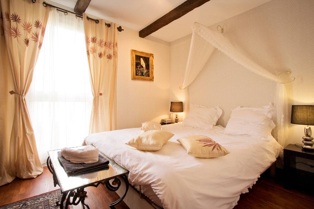 Lovely bedroom in a large Duplex apartment Condominiums for Rent in