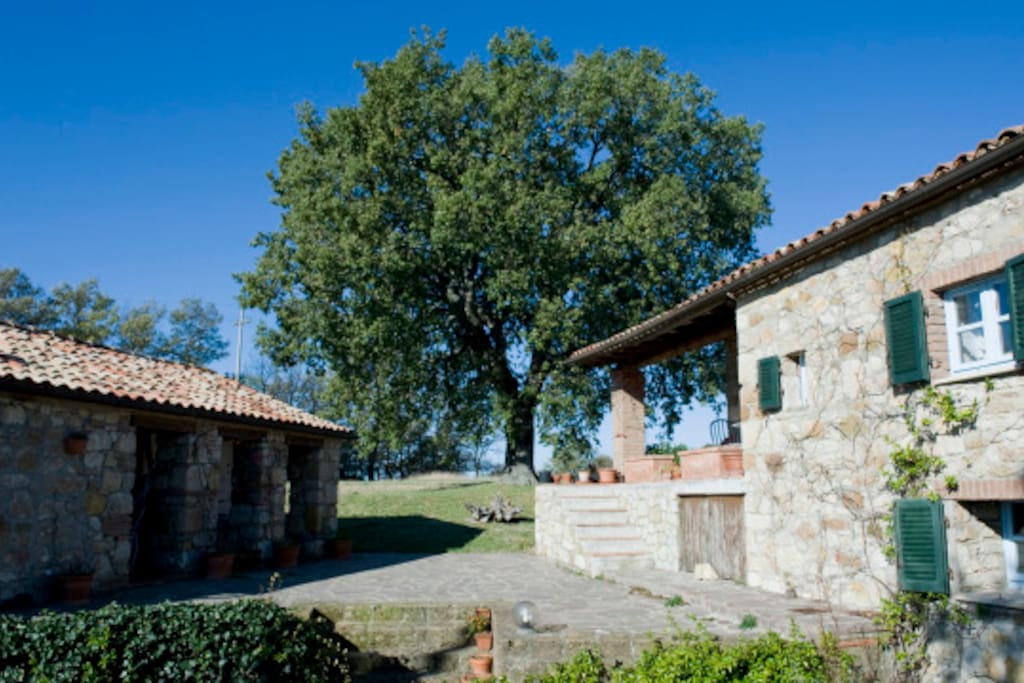 Main house and dependence with oak