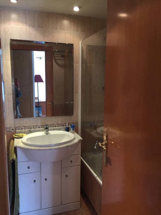 Baño completo en habitación principal