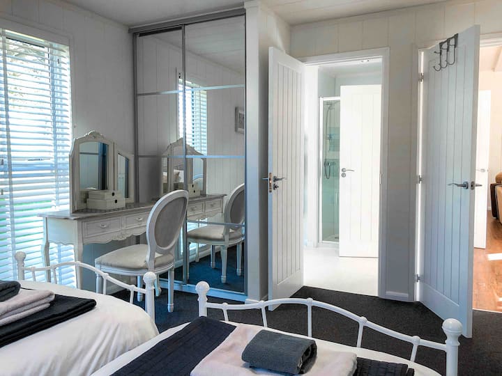 Twin bedroom with en-suite.