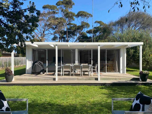 Fabulous 4 bedroom beach cottage in Point Lonsdale gallery image 2