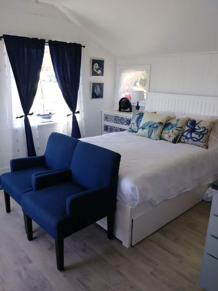 Driftwood Studio Oceanfront Bed on the beach. Tiny houses for Rent in