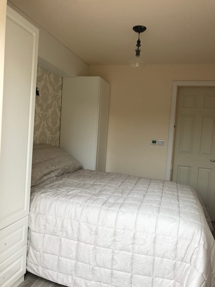 חדר שינה נפרד עם מלתחה ואחסון במגירה