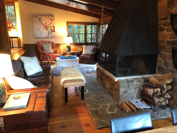 带台阶的起居室，可打开红色椅子左侧的主卧