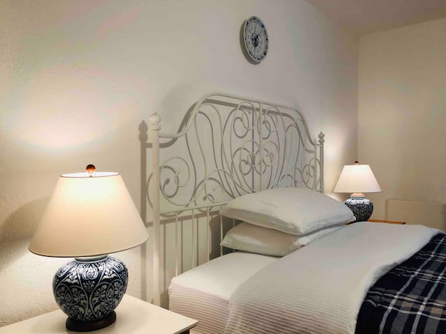 "Blue" private room in a lovely historic home