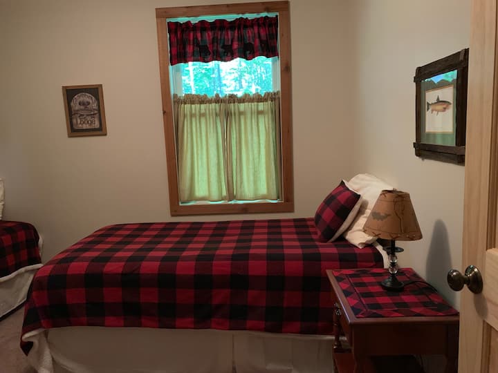 Nazývame to Buffalo Room kvôli šeku Buffalo!  Pekné a pohodlné!  Extra vankúše pre vaše pohodlie v každej izbe!  K dispozícii sú aj tyčinky na uteráky, ktoré môžete použiť v každej izbe.