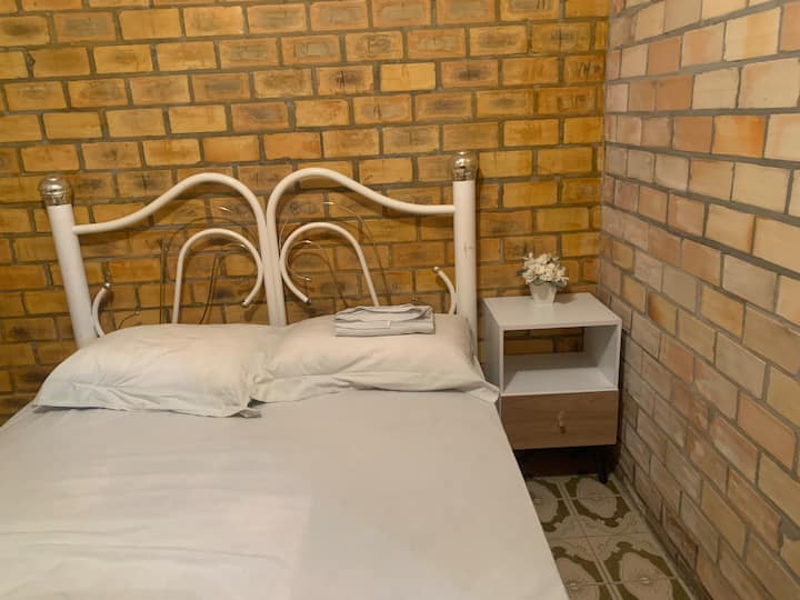 Dhoma e përparme e dyfishtë e gjumit.
 N01