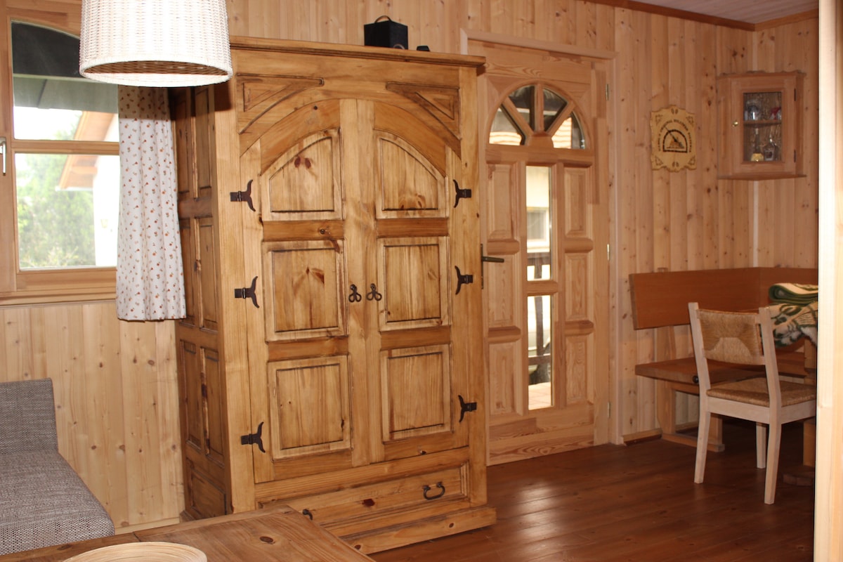 Eingangstür mit Wohnzimmerschrank und Blick zur Essgruppe