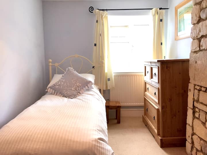 Მეორე საძინებელი - შეიძლება იყოს 2 ერთადგილიანი ან ერთი ორადგილიანი საწოლი