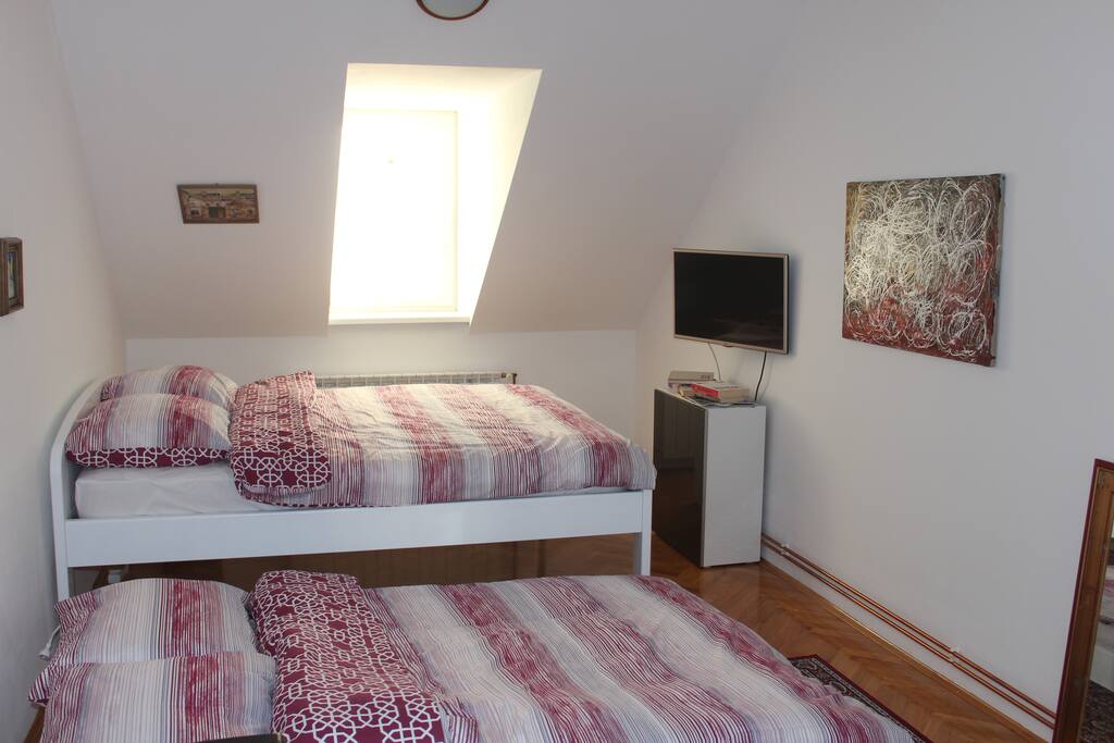 Berdoom with second bed out
