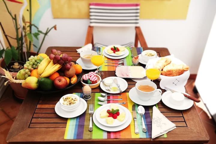 Cozy Room  with  "King's Breakfast"