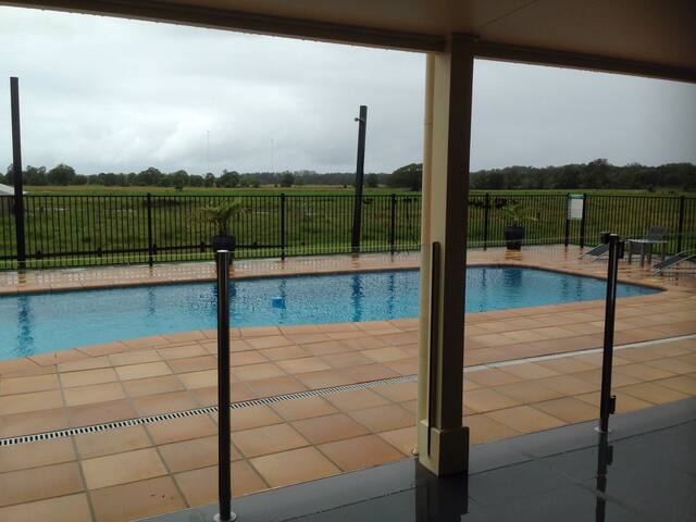 Modern 3 bedroom unit in country setting. gallery image 3