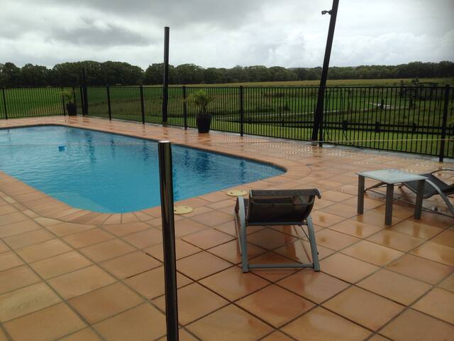 Modern 3 bedroom unit in country setting. gallery image 5