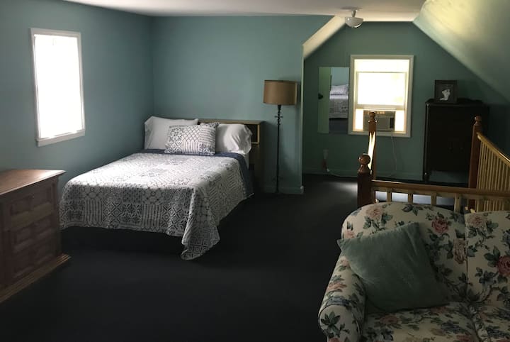 2階のフルサイズベッド