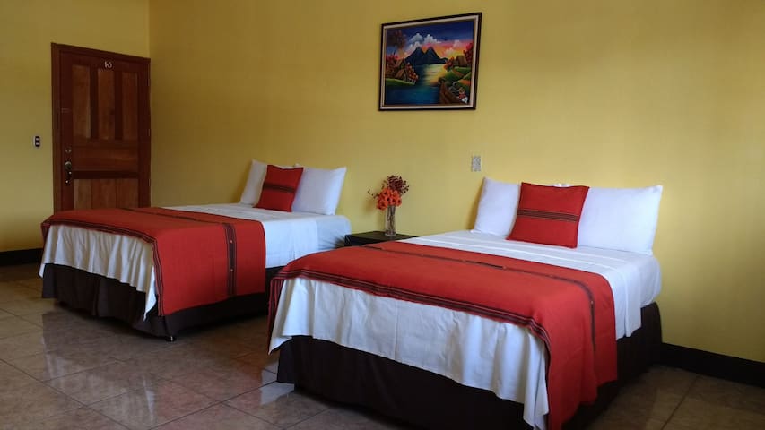 Itzá room, 1 milla de Flores