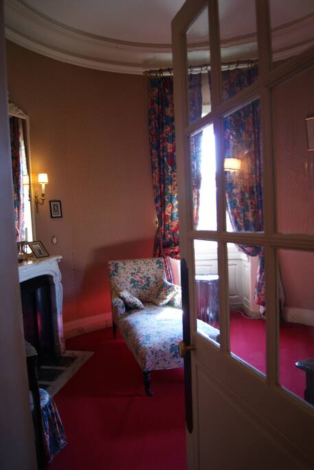 Offrez la porte du boudoir pour découvrir les souvenirs de famille