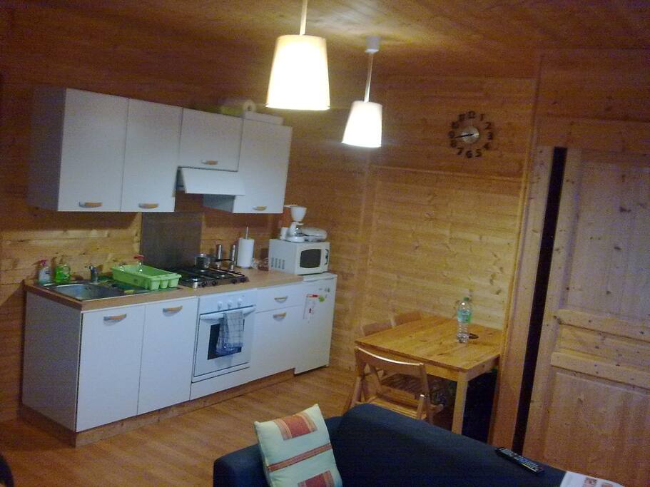 cuisine complètement équipée avec four, micro-onde cuisine au gaz, avec vaisselle, cafetière