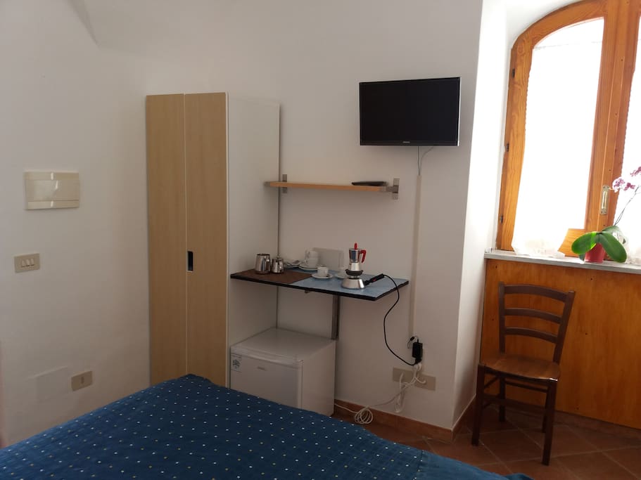 Camera,tv,frigo,moka,fornello elettrico.