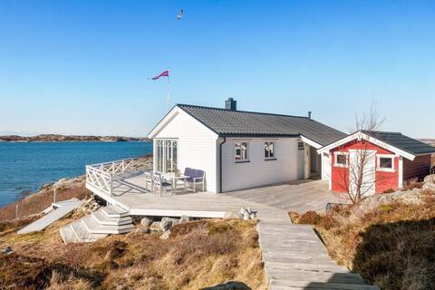 Holiday paradise close to the waterfront. Now with water & power