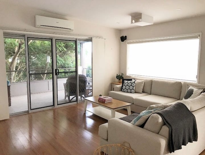 Всекидневна и вход към предния балкон