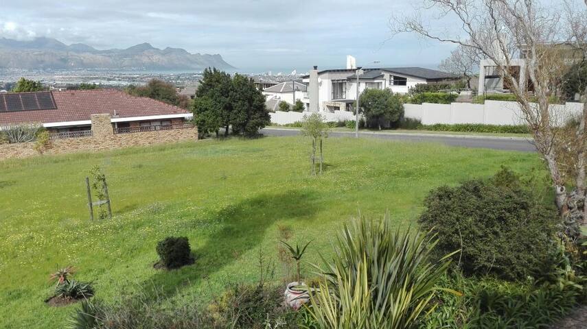 Spacious Home Somerset West – views, quiet, leafy gallery image 5