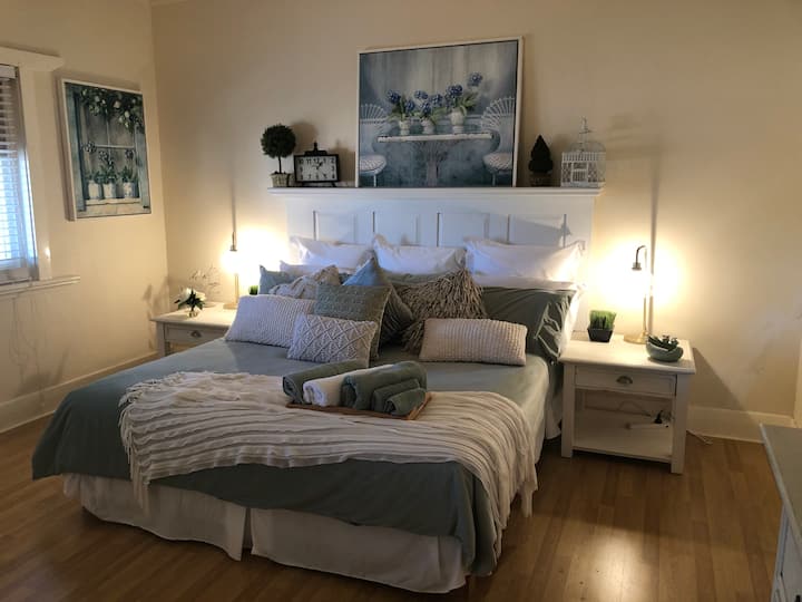 เตียงคิงไซส์สะดวกสบายและน่าอยู่มากอบอุ่นและสบายใจภายใต้ผ้าห่ม 