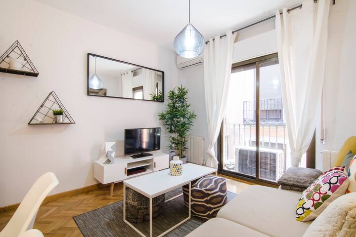 Bright & Spacious 2BD 2BTH – City Center gallery image 2