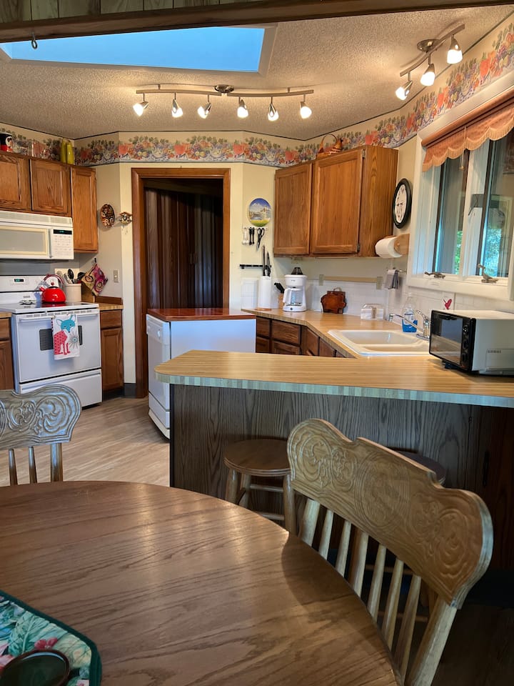 Hilltop Getaway With Sunset Views Houses for Rent in Newland, North