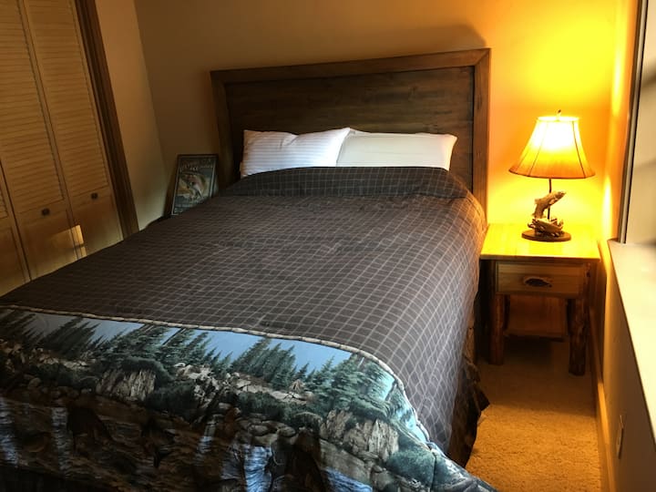 Cama queen en el dormitorio "Fishing Lodge"