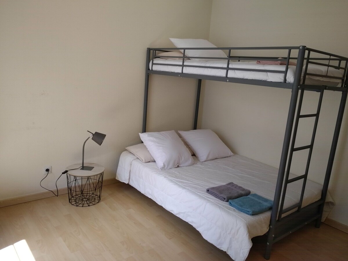 หมายเลขห้องนอน 2: เตียงใหญ่ + เตียงเดี่ยว